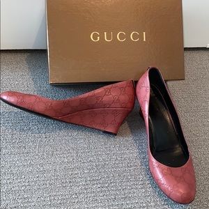 GUCCI Guccissima dusty rose logo leather wedges
